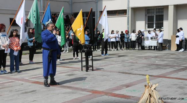 Kayseri'de Nevruz ateşi liseliler tarafından yakıldı